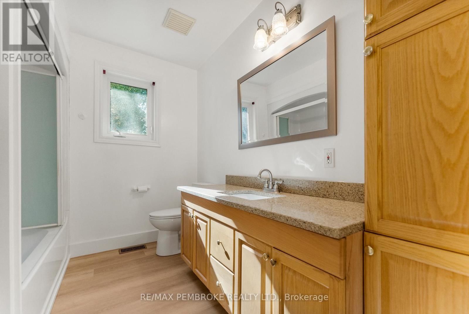 204B Hawkins Drive, Killaloe, Hagarty And Richards, ON - Indoor Photo Showing Bathroom