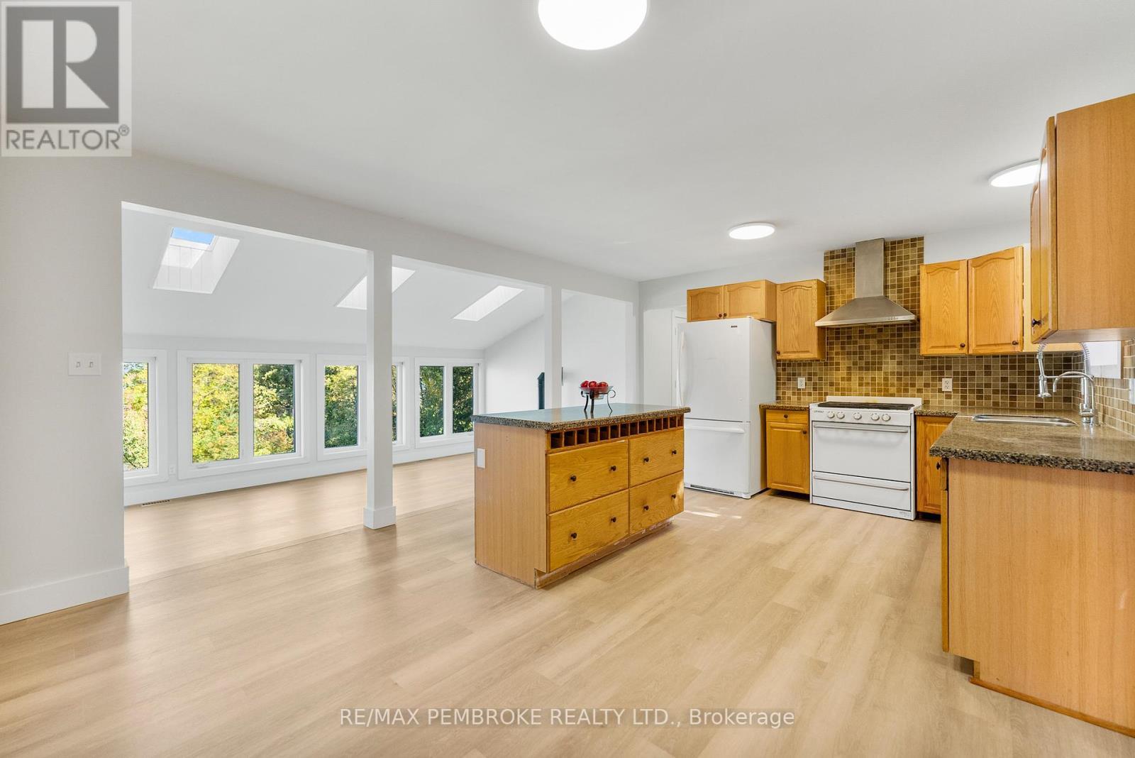 204B Hawkins Drive, Killaloe, Hagarty And Richards, ON - Indoor Photo Showing Kitchen