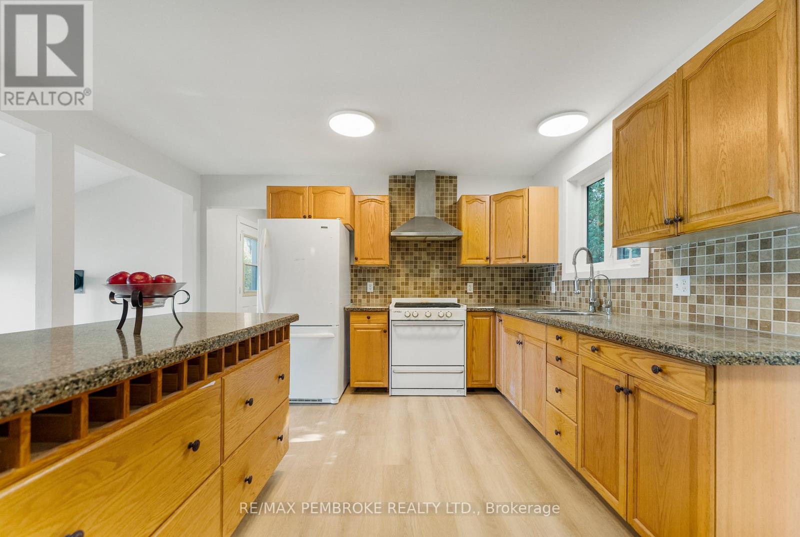 204B Hawkins Drive, Killaloe, Hagarty And Richards, ON - Indoor Photo Showing Kitchen