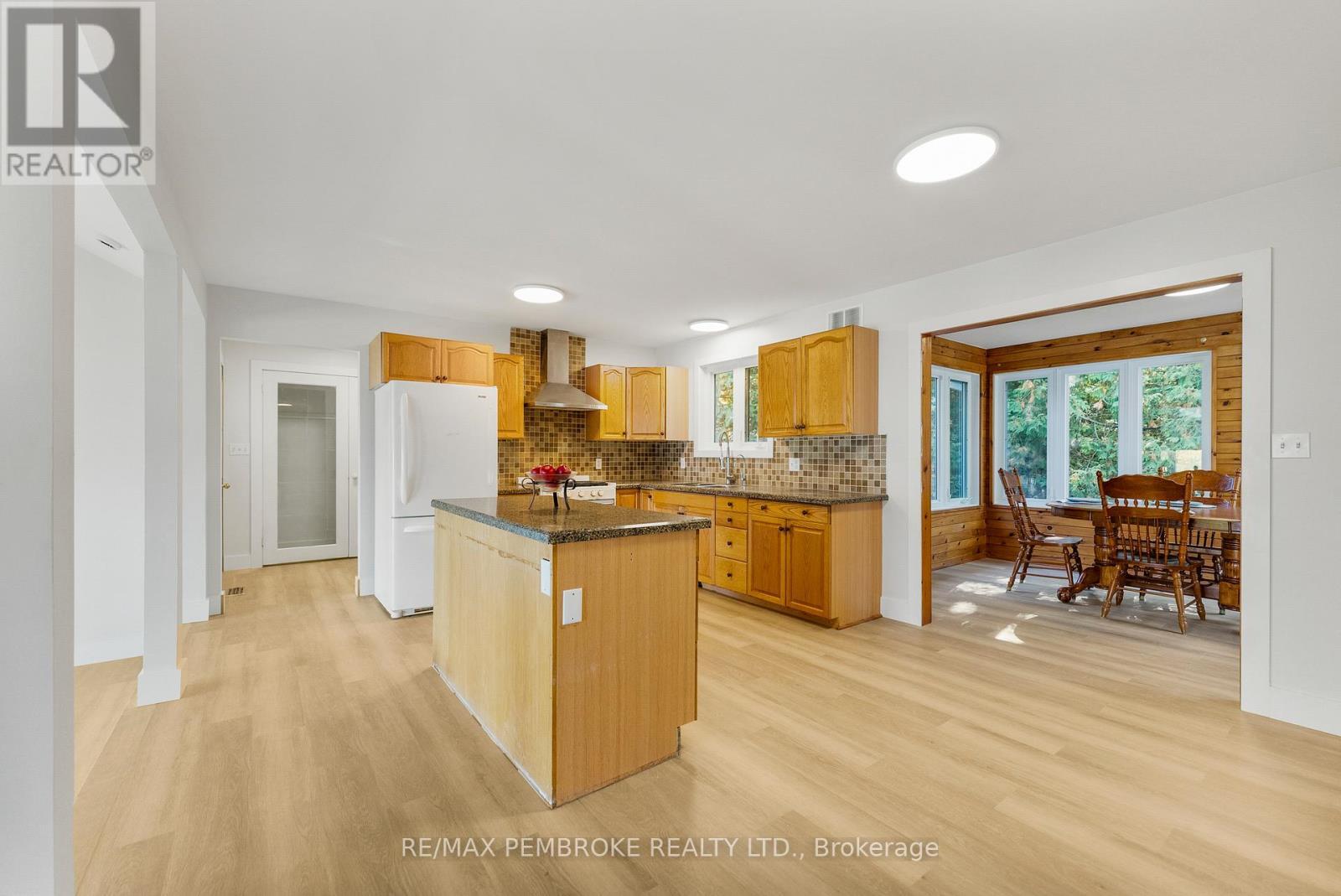 204B Hawkins Drive, Killaloe, Hagarty And Richards, ON - Indoor Photo Showing Kitchen