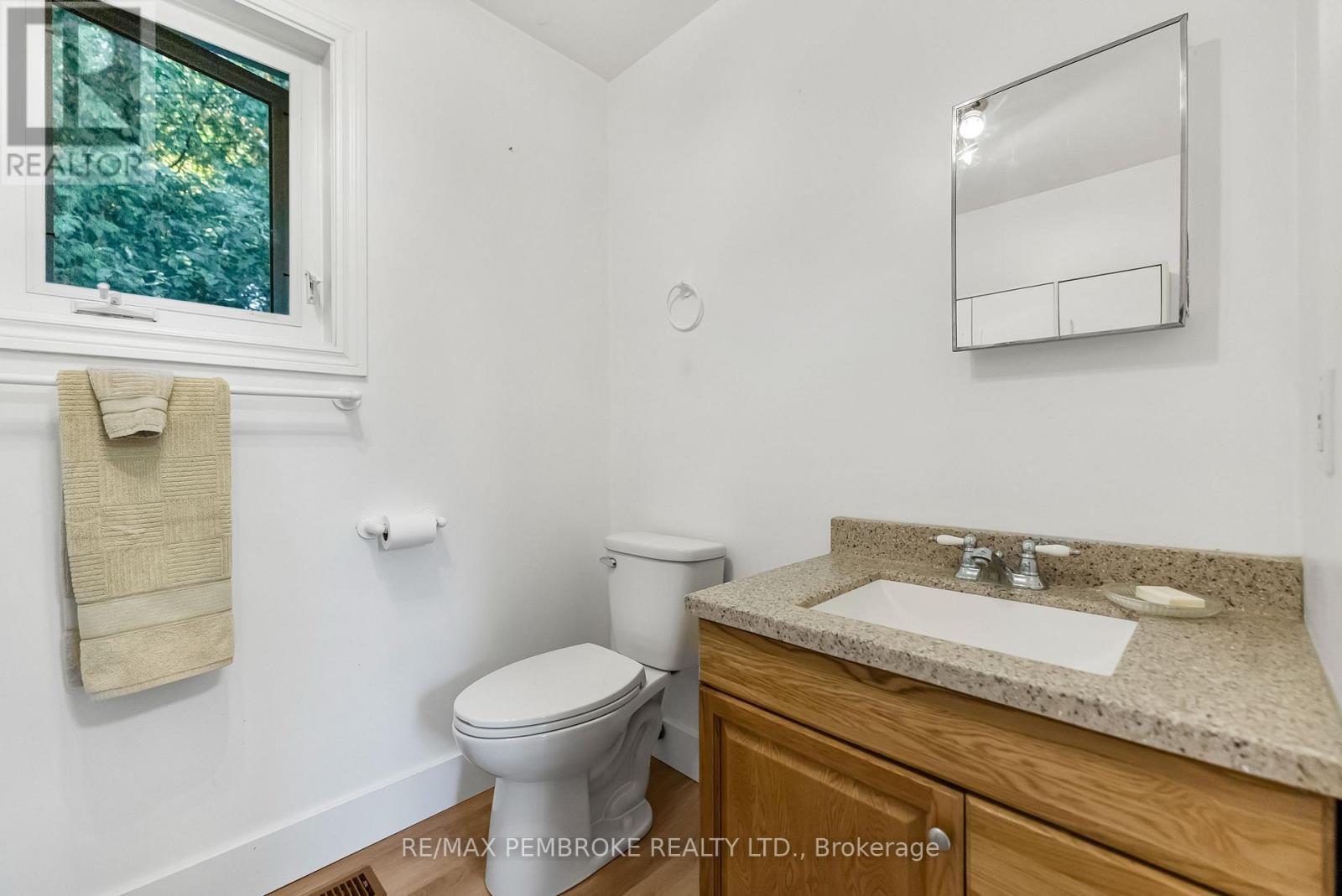 204B Hawkins Drive, Killaloe, Hagarty And Richards, ON - Indoor Photo Showing Bathroom