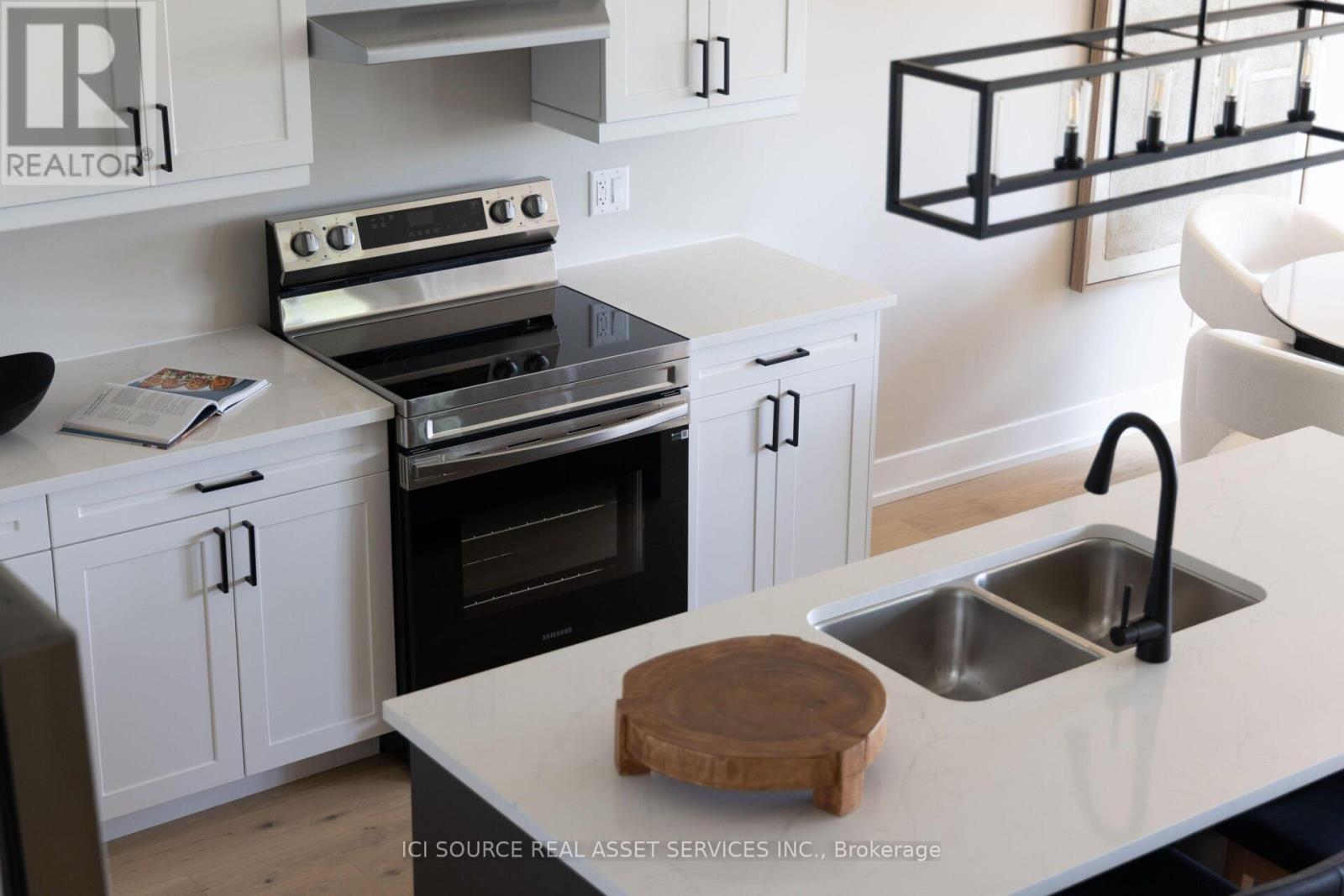 4061-2 Fracchioni Drive, Lincoln, ON - Indoor Photo Showing Kitchen With Double Sink