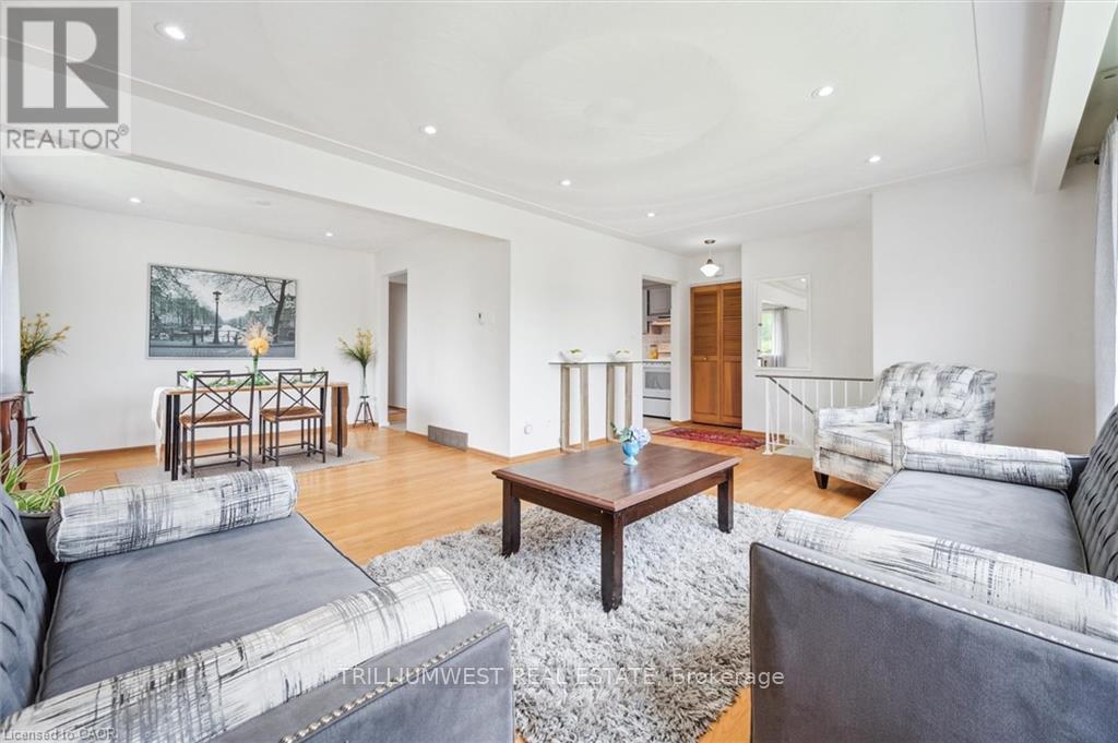 11 Van Horne Place, Kitchener, ON - Indoor Photo Showing Living Room