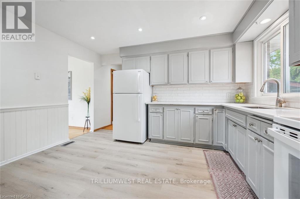 11 Van Horne Place, Kitchener, ON - Indoor Photo Showing Kitchen