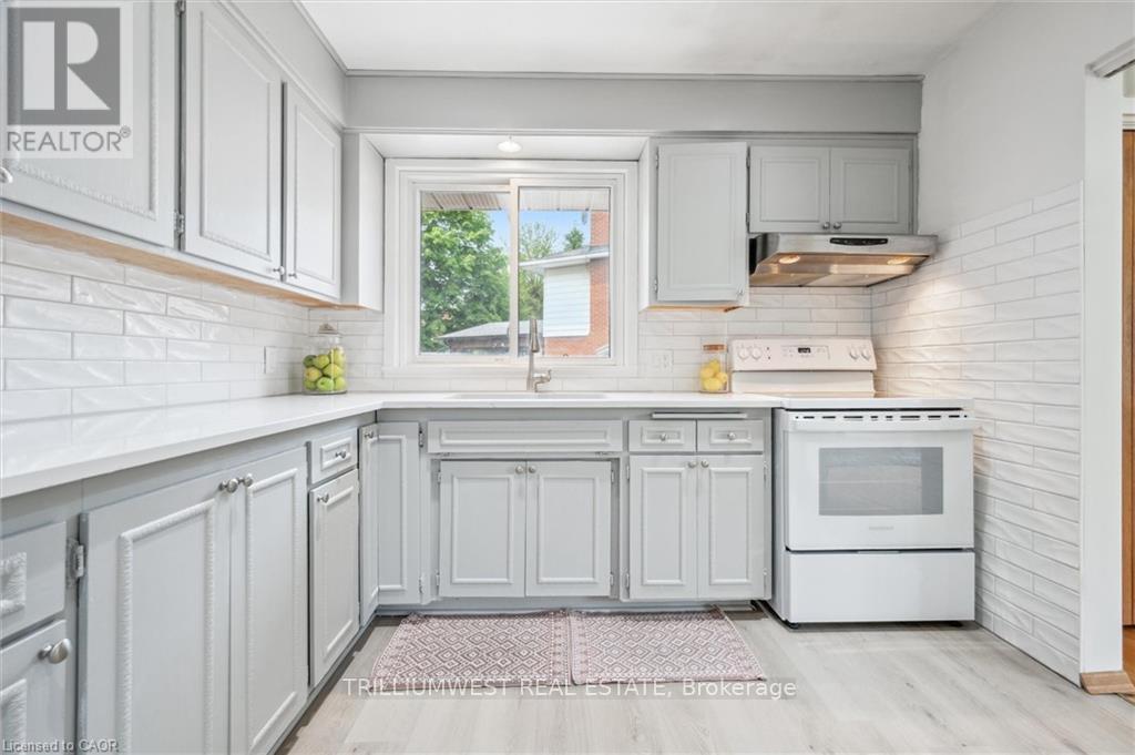 11 Van Horne Place, Kitchener, ON - Indoor Photo Showing Kitchen
