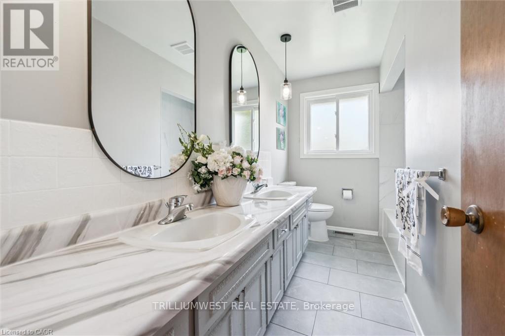 11 Van Horne Place, Kitchener, ON - Indoor Photo Showing Bathroom