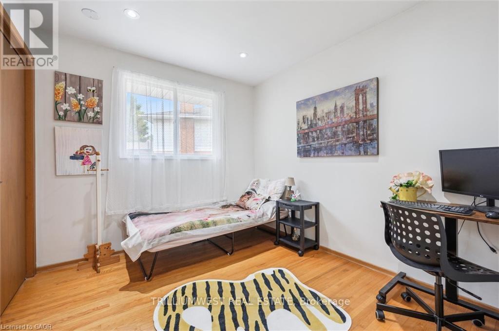 11 Van Horne Place, Kitchener, ON - Indoor Photo Showing Bedroom