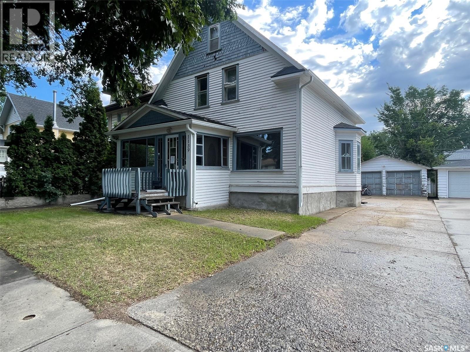 1139 1St Avenue Nw, Moose Jaw, SK - Outdoor