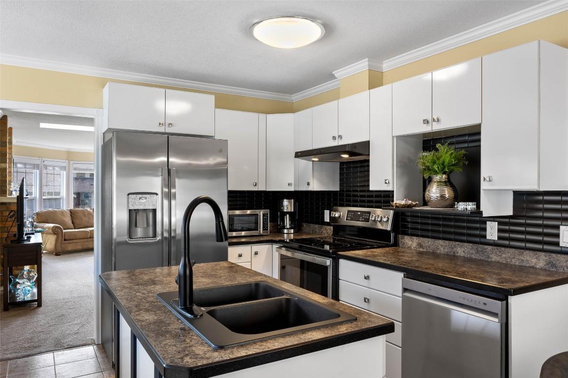 3577 Navatanee Drive, Kamloops, BC - Indoor Photo Showing Kitchen With Double Sink With Upgraded Kitchen