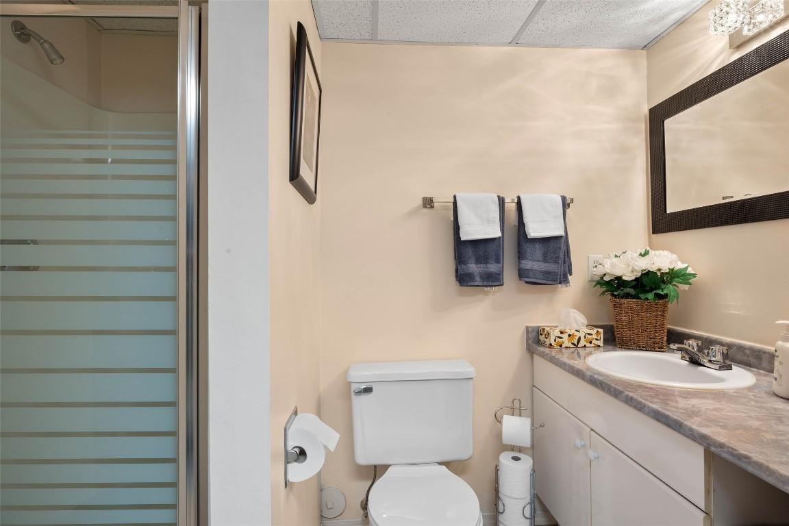 3577 Navatanee Drive, Kamloops, BC - Indoor Photo Showing Bathroom