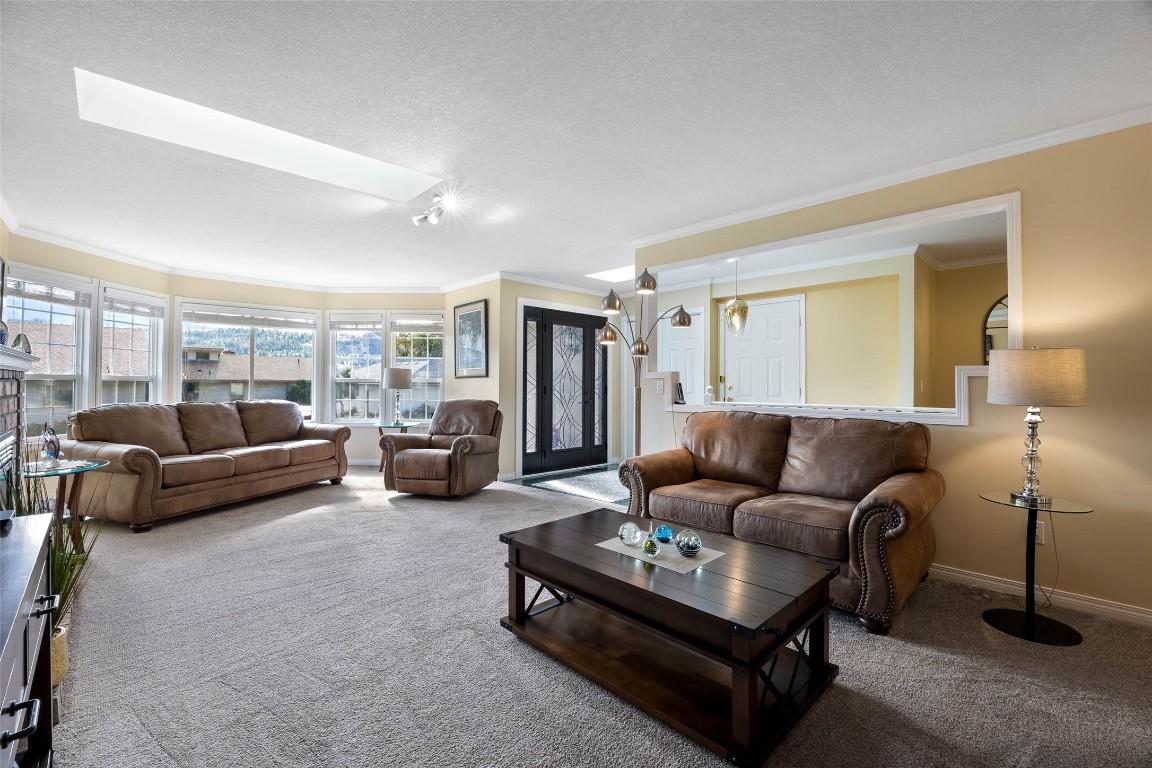 3577 Navatanee Drive, Kamloops, BC - Indoor Photo Showing Living Room