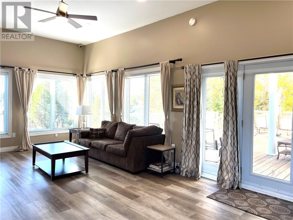 268 B Lake Road, St. Charles, ON - Indoor Photo Showing Living Room