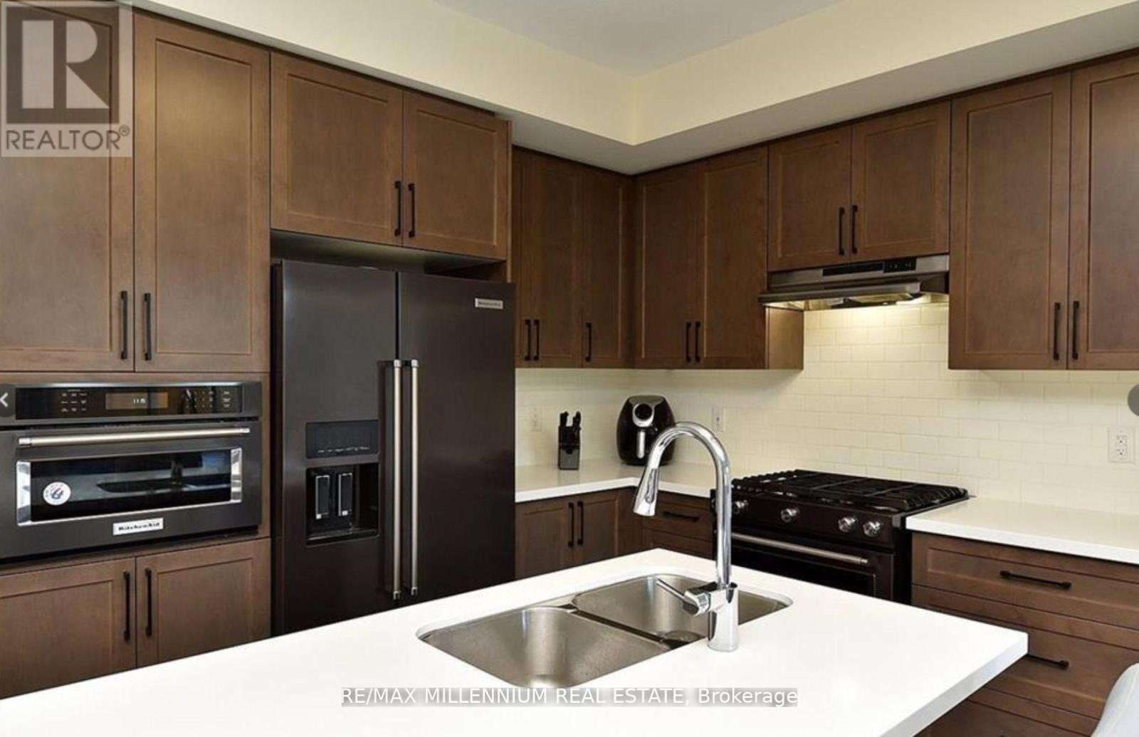 29 Hibiscus Lane, Hamilton, ON - Indoor Photo Showing Kitchen With Stainless Steel Kitchen With Double Sink With Upgraded Kitchen