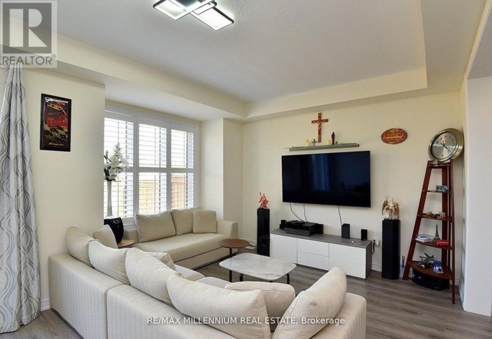 29 Hibiscus Lane, Hamilton, ON - Indoor Photo Showing Living Room