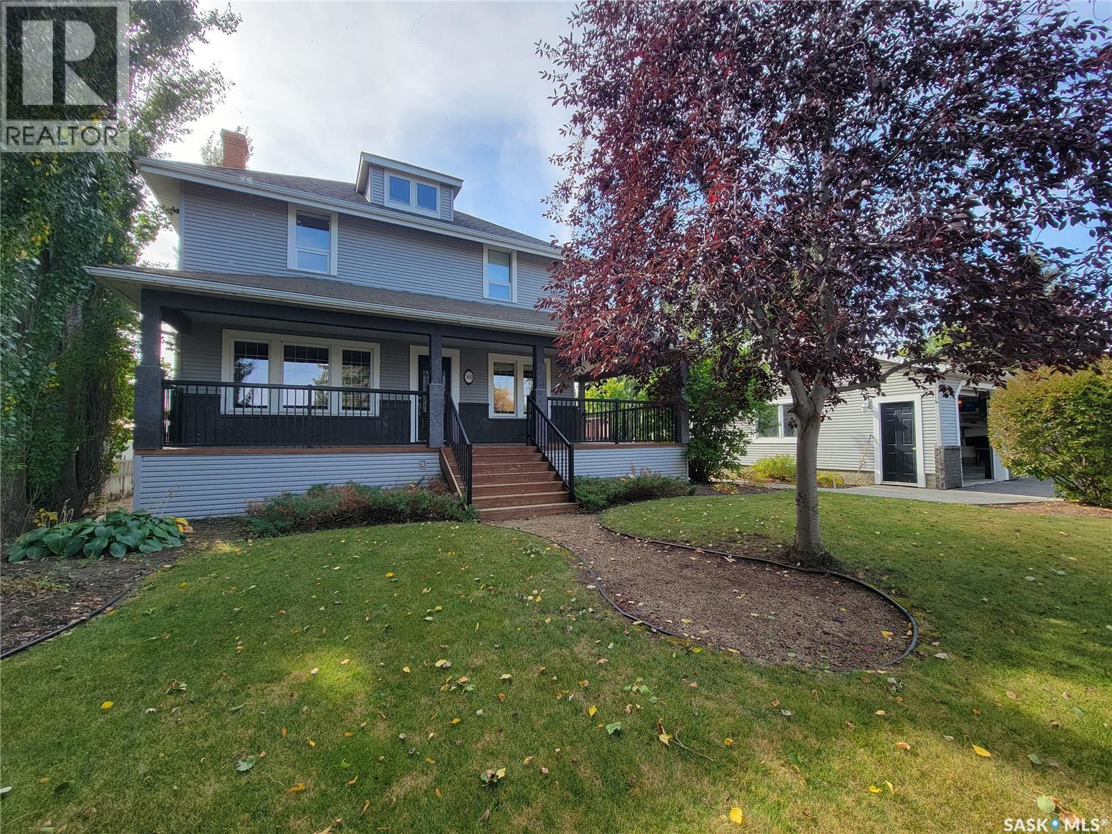 560 4Th Avenue E, Unity, SK - Outdoor With Deck Patio Veranda With Facade
