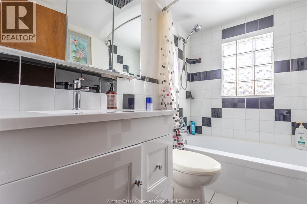3280 Talbot Trail, Wheatley, ON - Indoor Photo Showing Bathroom