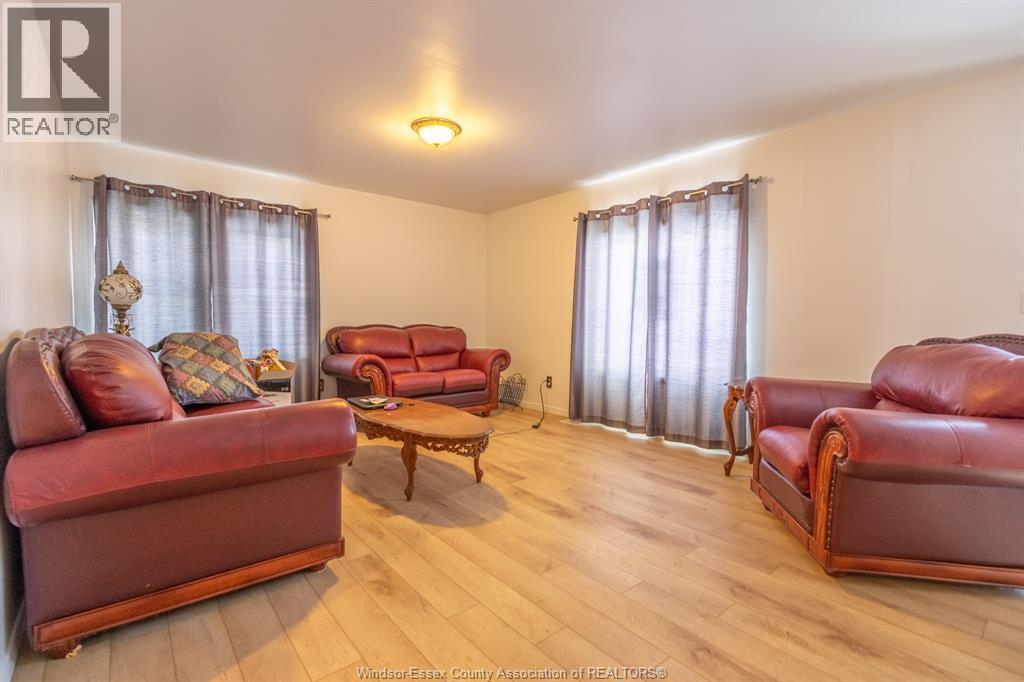 3280 Talbot Trail, Wheatley, ON - Indoor Photo Showing Living Room