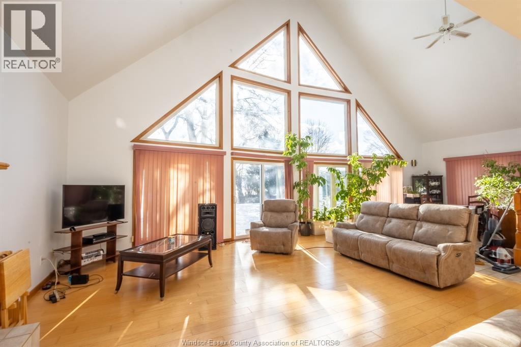 3280 Talbot Trail, Wheatley, ON - Indoor Photo Showing Living Room