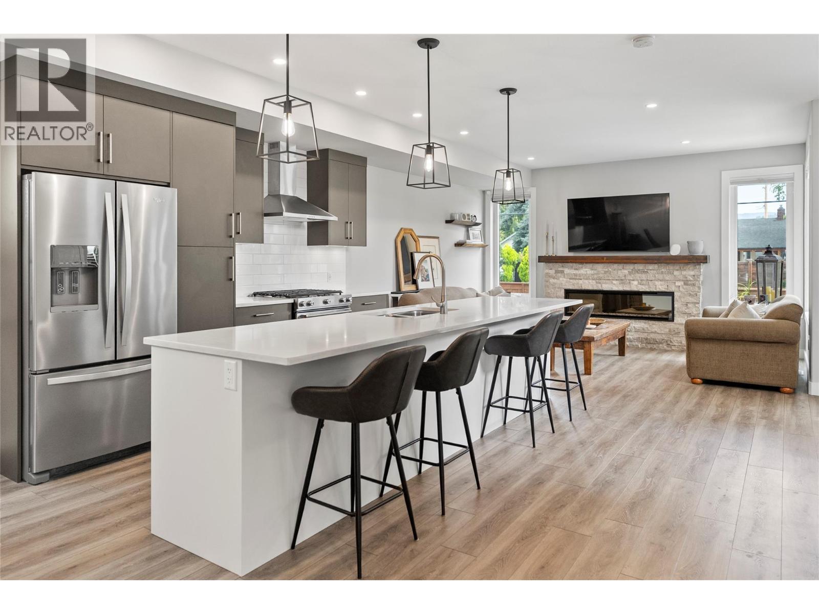 1292 Ethel Street, Kelowna, BC - Indoor Photo Showing Kitchen With Upgraded Kitchen