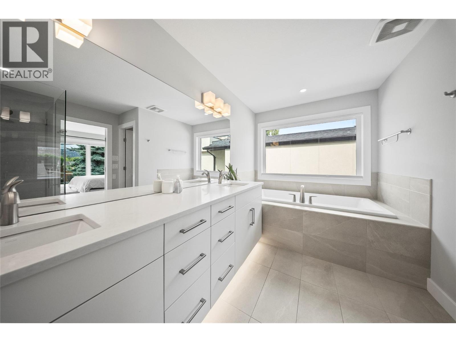 1292 Ethel Street, Kelowna, BC - Indoor Photo Showing Bathroom