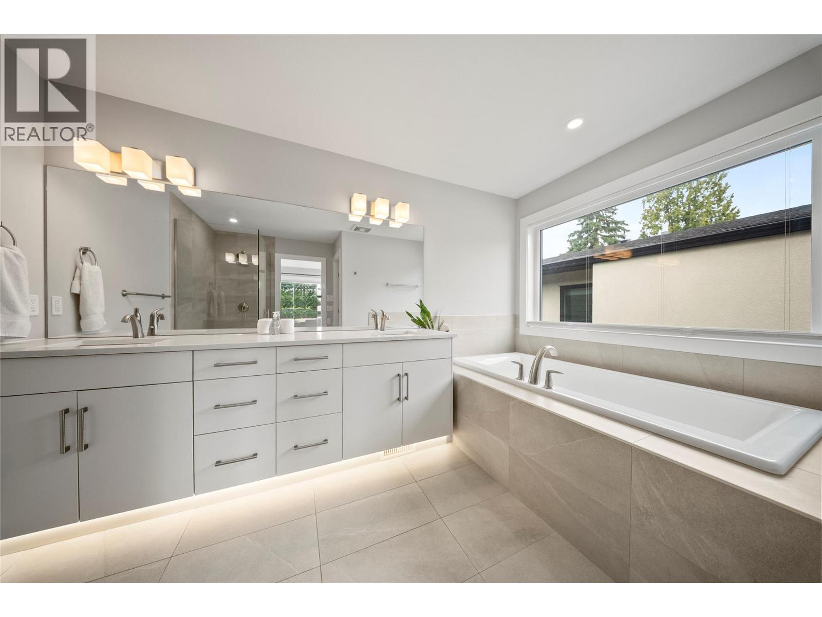 1292 Ethel Street, Kelowna, BC - Indoor Photo Showing Bathroom