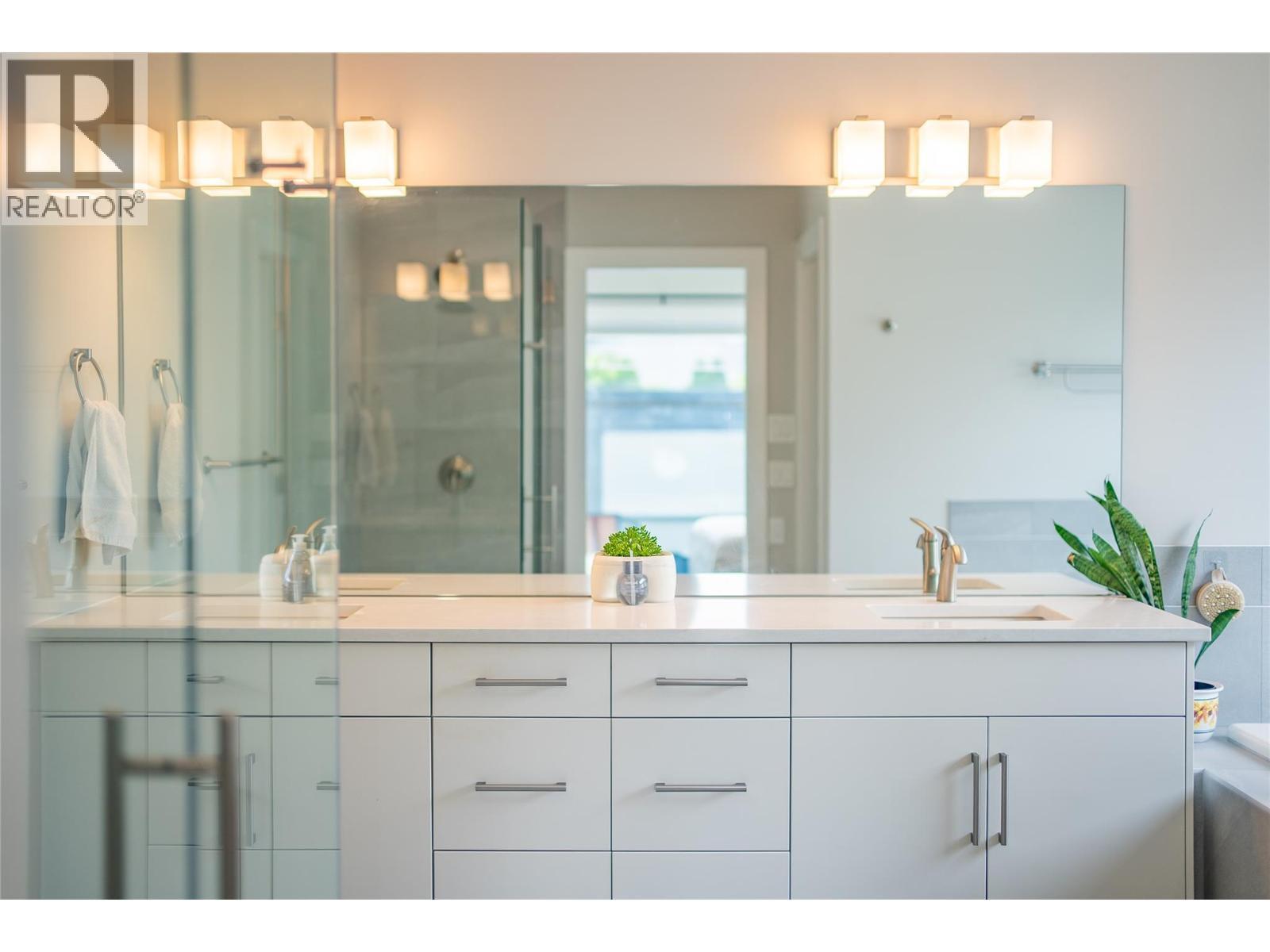 1292 Ethel Street, Kelowna, BC - Indoor Photo Showing Bathroom