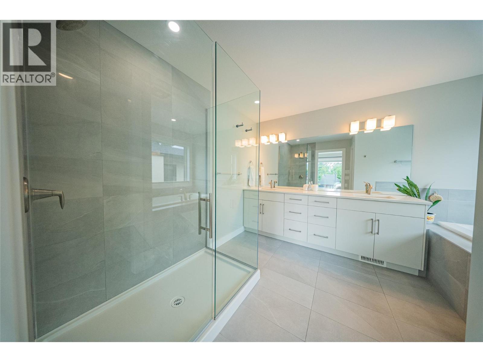 1292 Ethel Street, Kelowna, BC - Indoor Photo Showing Bathroom