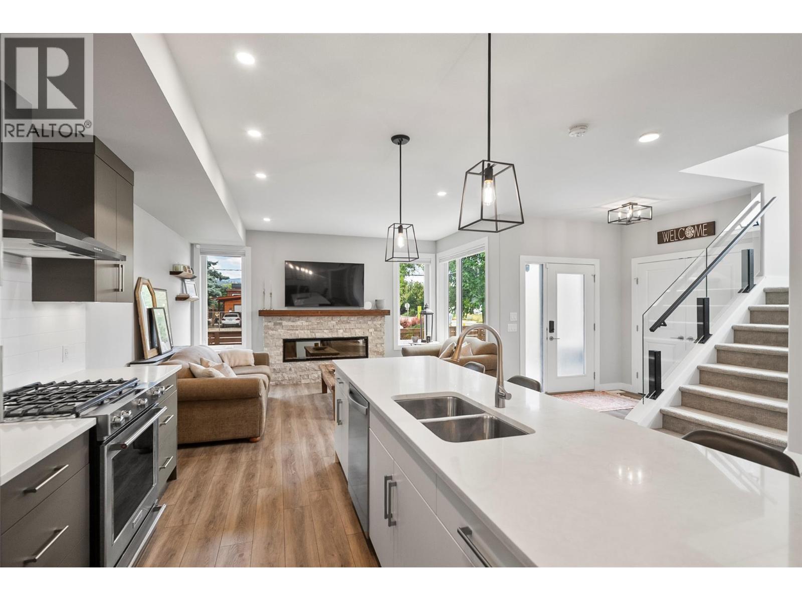 1292 Ethel Street, Kelowna, BC - Indoor Photo Showing Kitchen With Double Sink With Upgraded Kitchen