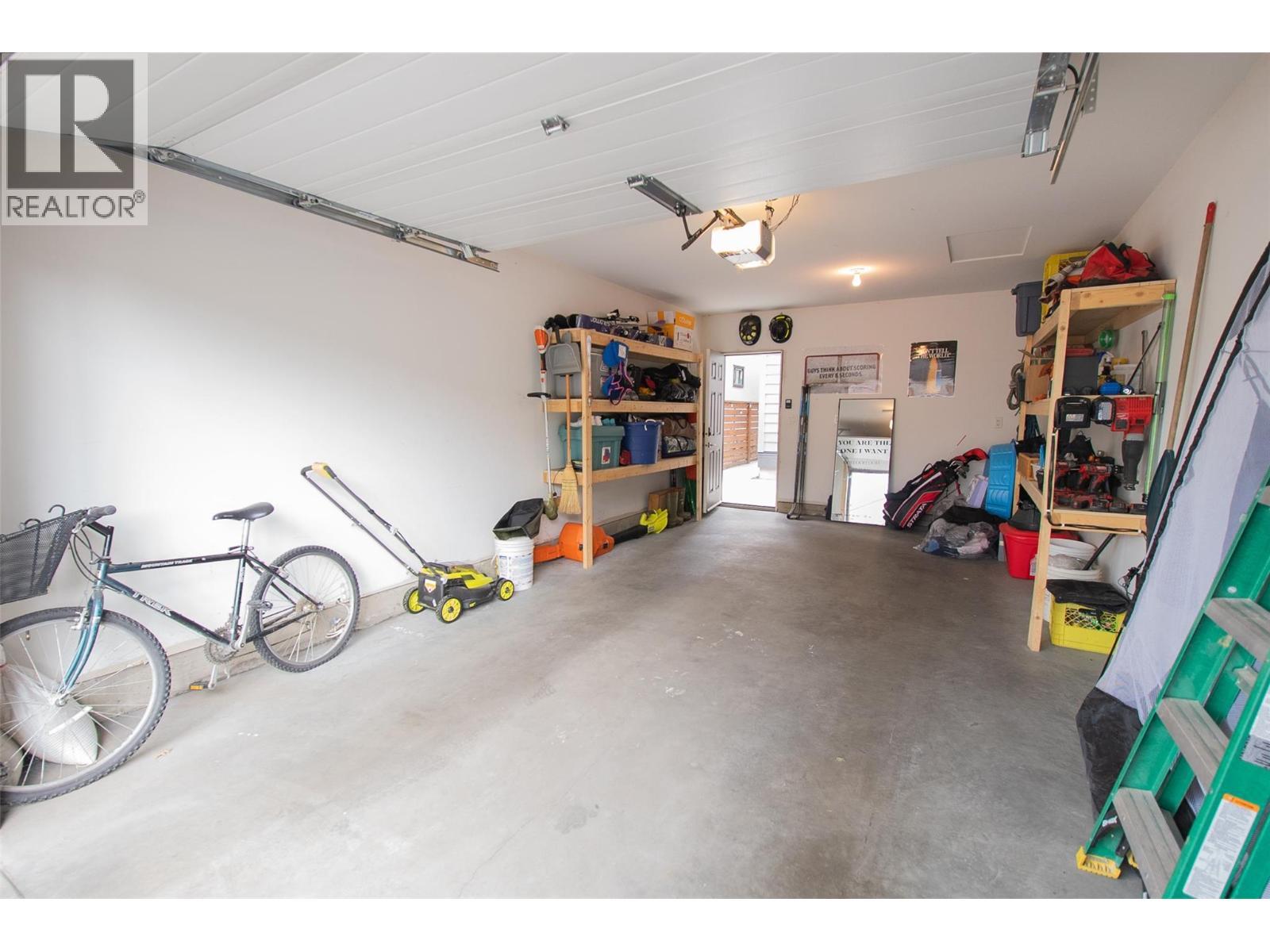 1292 Ethel Street, Kelowna, BC - Indoor Photo Showing Garage