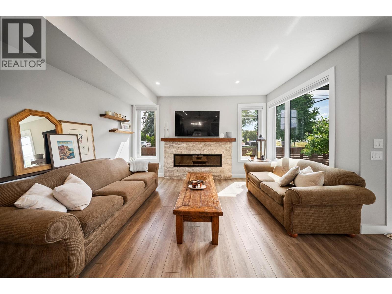 1292 Ethel Street, Kelowna, BC - Indoor Photo Showing Living Room With Fireplace