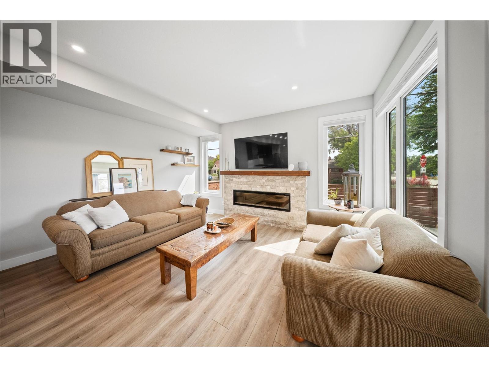 1292 Ethel Street, Kelowna, BC - Indoor Photo Showing Living Room With Fireplace