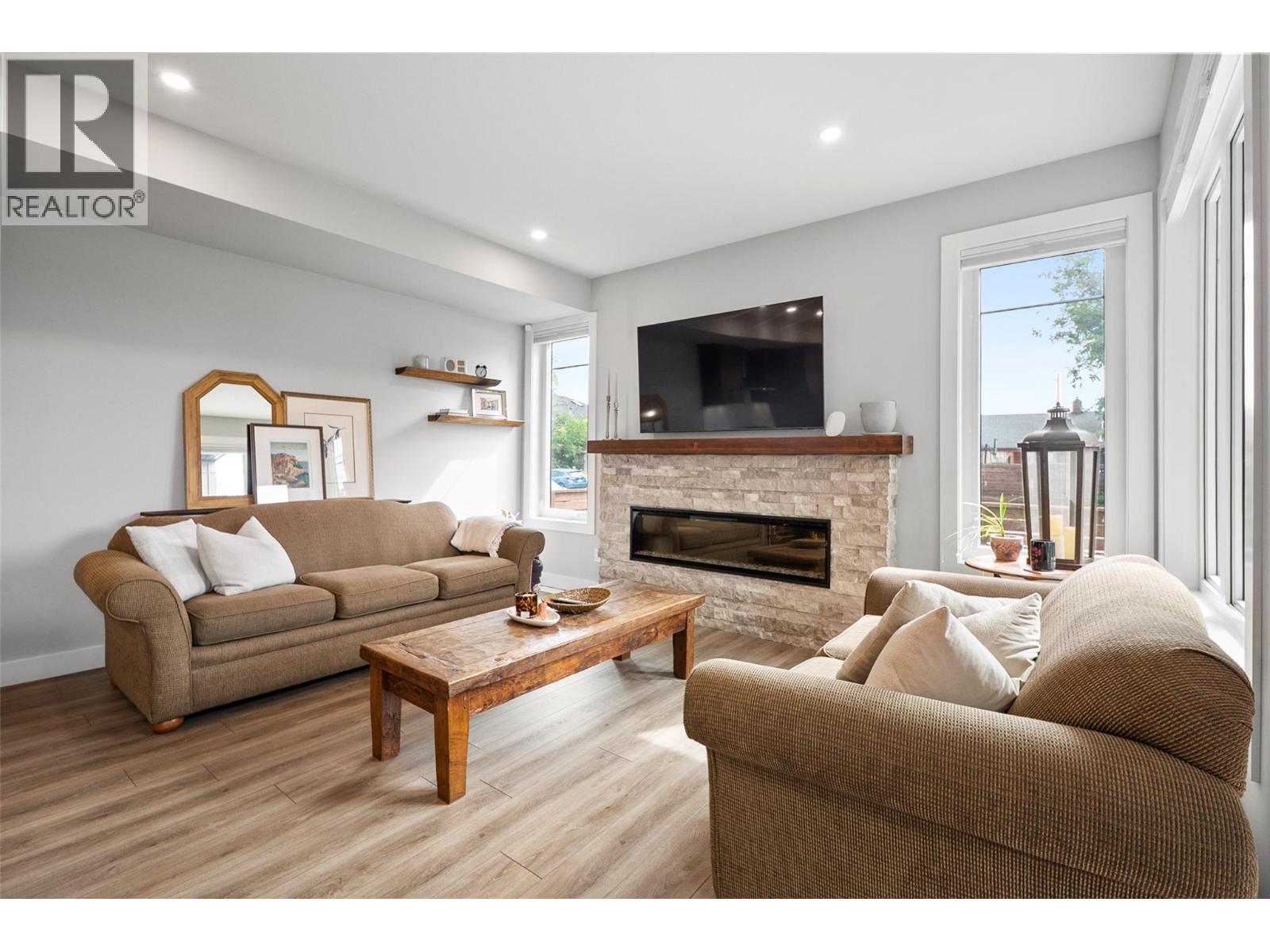 1292 Ethel Street, Kelowna, BC - Indoor Photo Showing Living Room With Fireplace