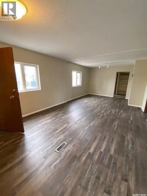 325 & 329 4Th Avenue Sw, Moose Jaw, SK