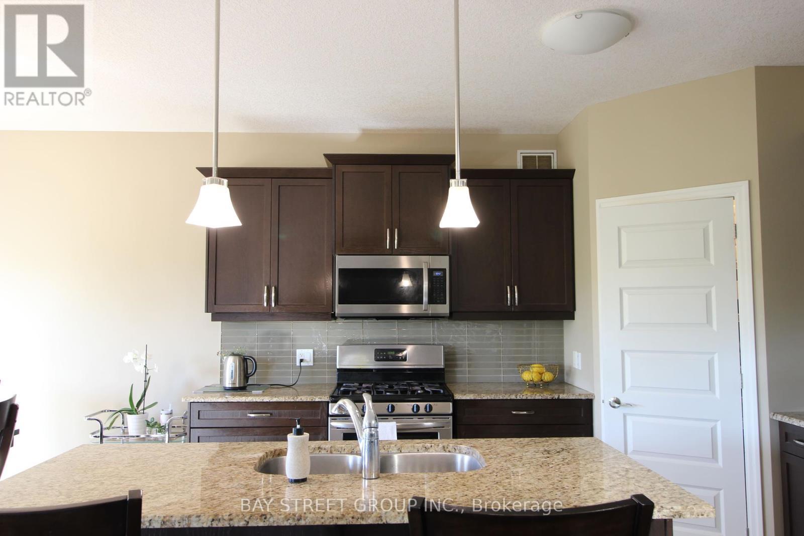 1451 Howlett Circle, London North, ON - Indoor Photo Showing Kitchen With Double Sink With Upgraded Kitchen
