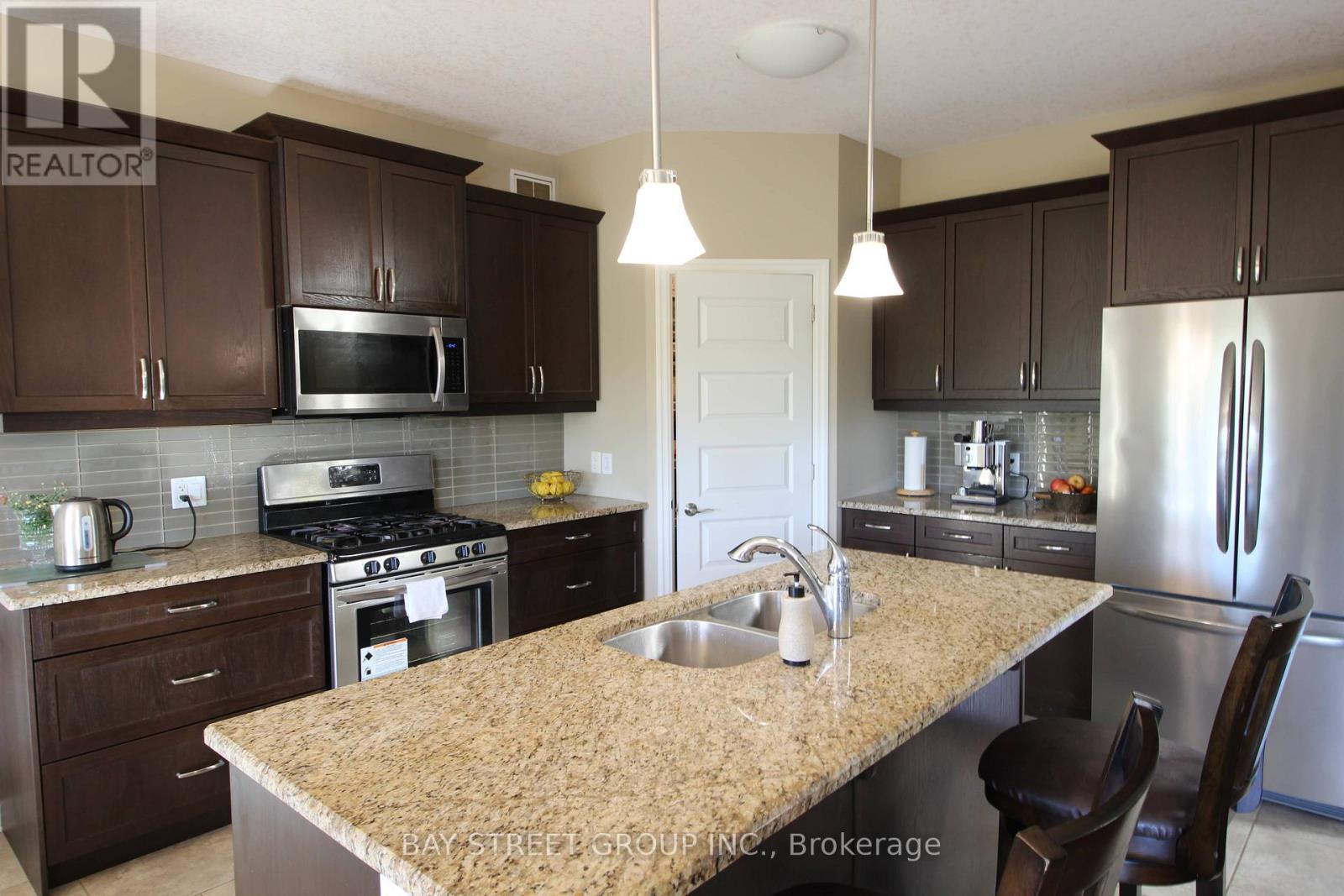 1451 Howlett Circle, London North, ON - Indoor Photo Showing Kitchen With Double Sink With Upgraded Kitchen