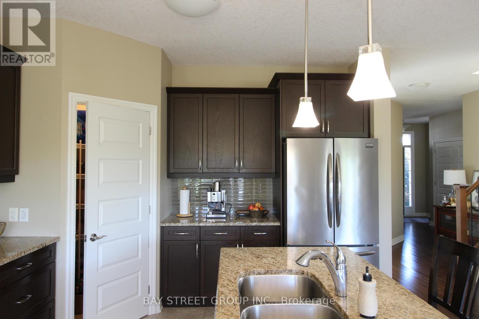 1451 Howlett Circle, London North, ON - Indoor Photo Showing Kitchen With Double Sink