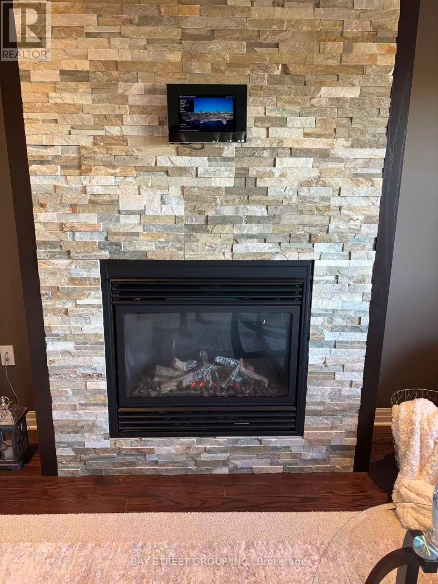 1451 Howlett Circle, London North, ON - Indoor Photo Showing Living Room With Fireplace