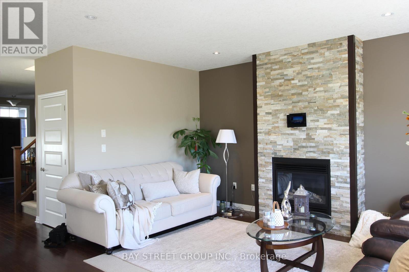1451 Howlett Circle, London North, ON - Indoor Photo Showing Living Room With Fireplace
