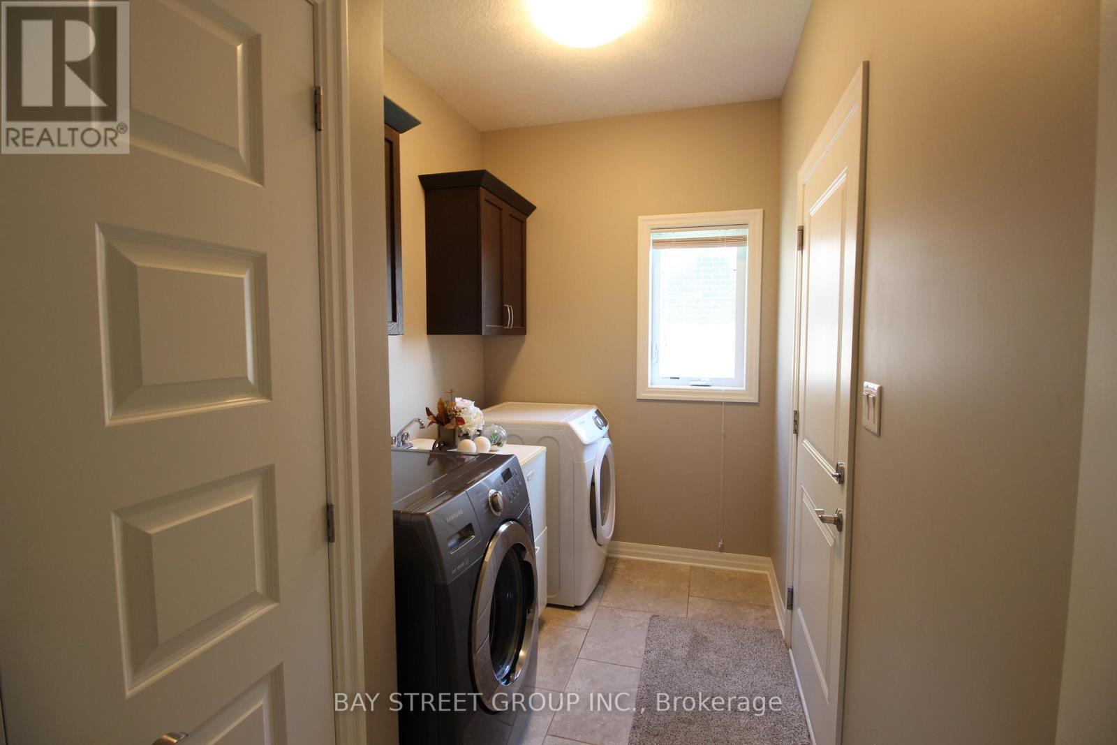 1451 Howlett Circle, London North, ON - Indoor Photo Showing Laundry Room