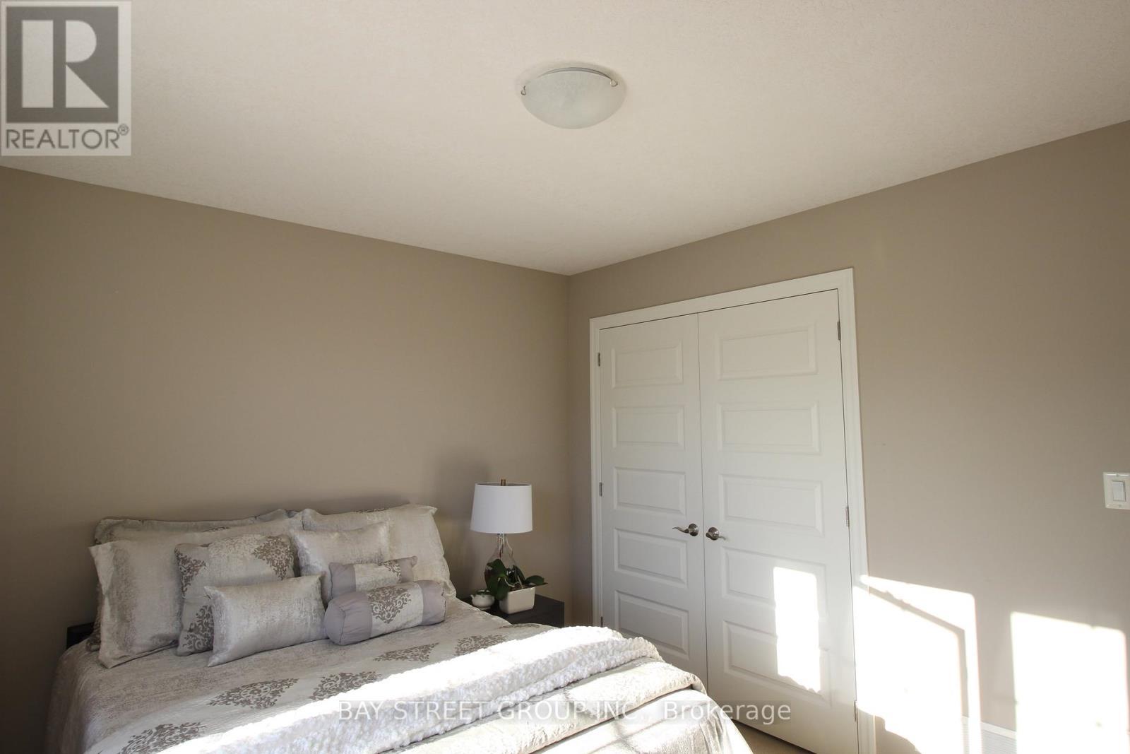 1451 Howlett Circle, London North, ON - Indoor Photo Showing Bedroom