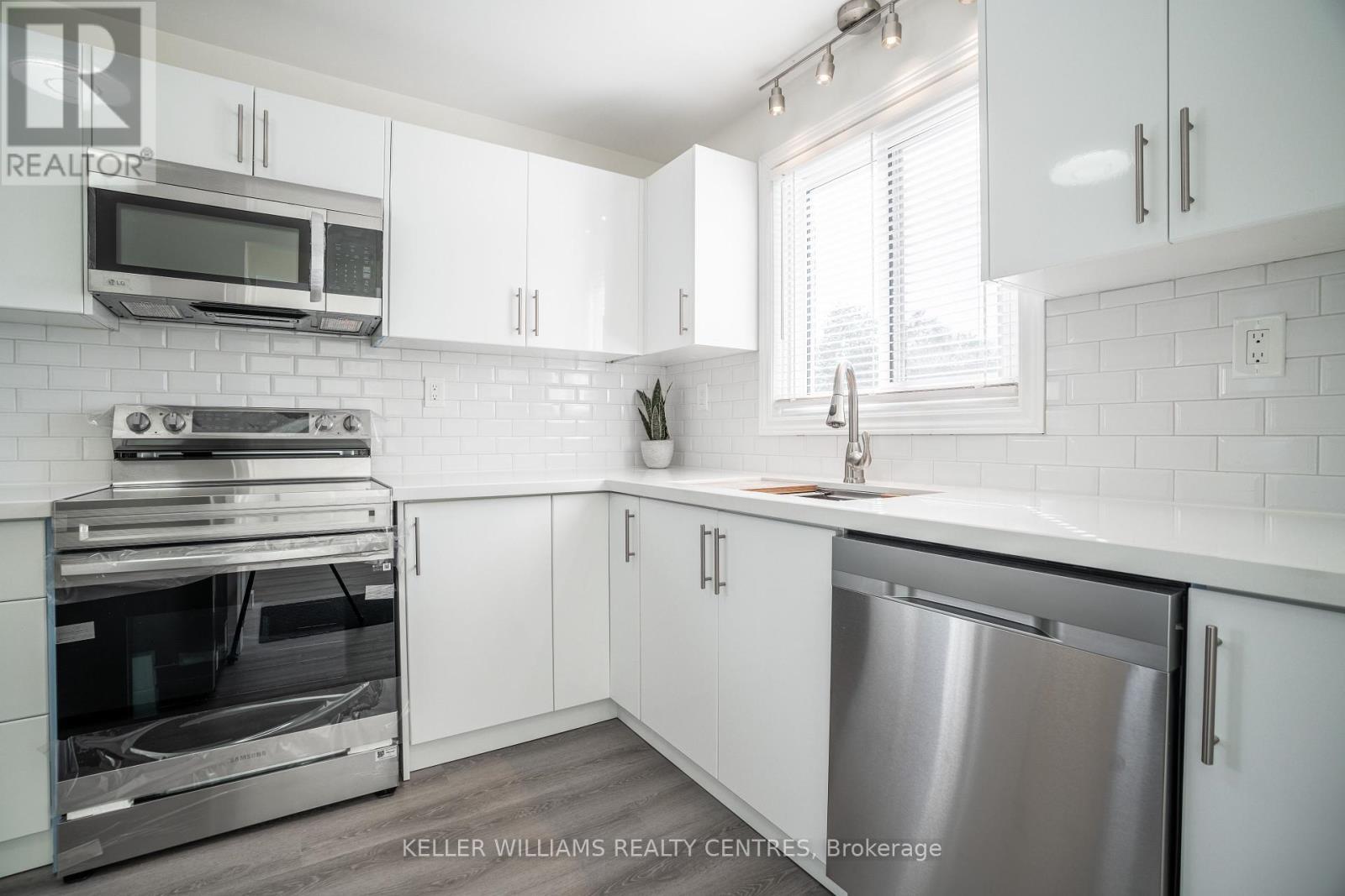 6131 Valley Way, Niagara Falls, ON - Indoor Photo Showing Kitchen With Stainless Steel Kitchen With Upgraded Kitchen