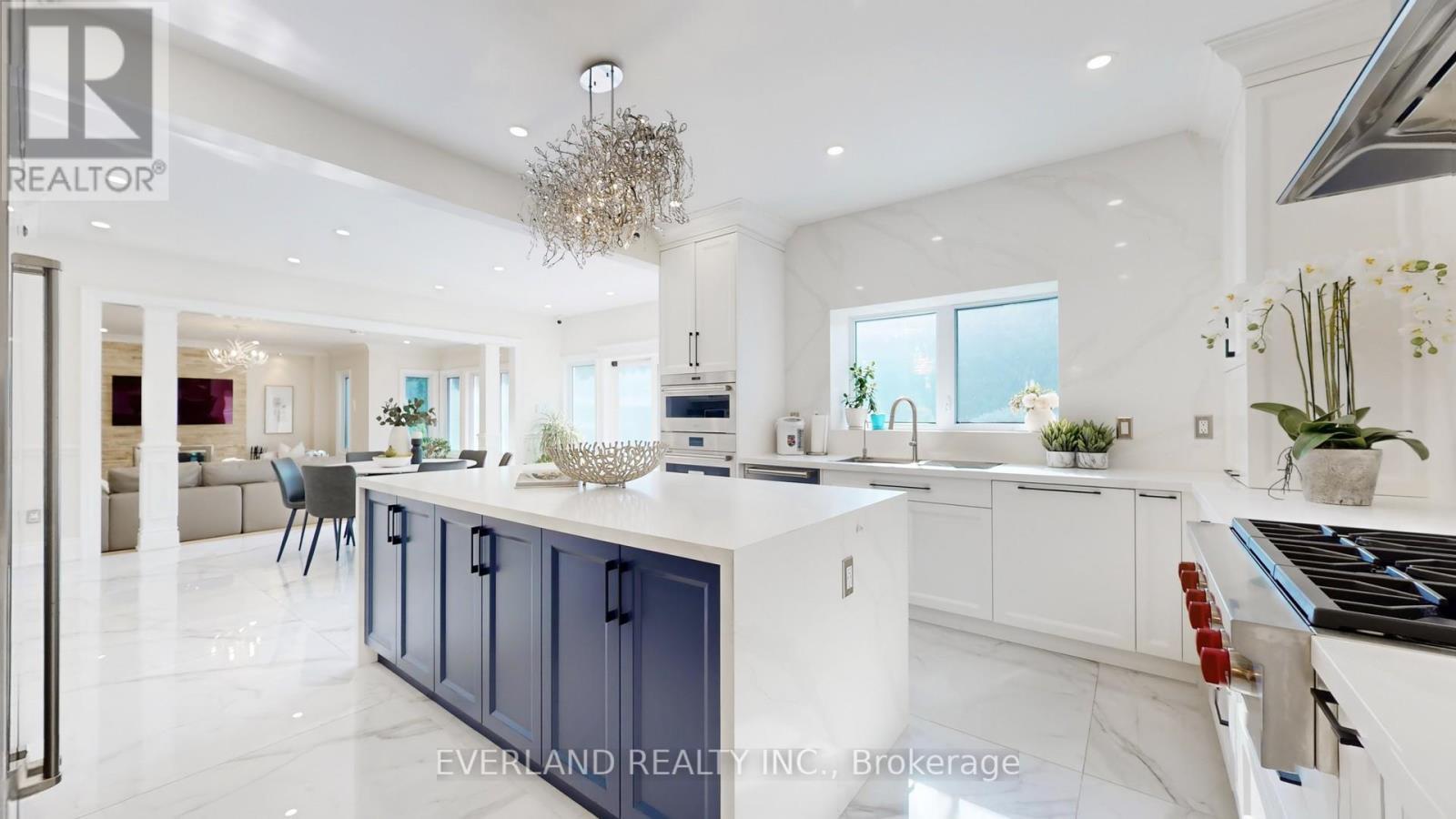 1109 Secretariate Road, Newmarket, ON - Indoor Photo Showing Kitchen With Double Sink With Upgraded Kitchen