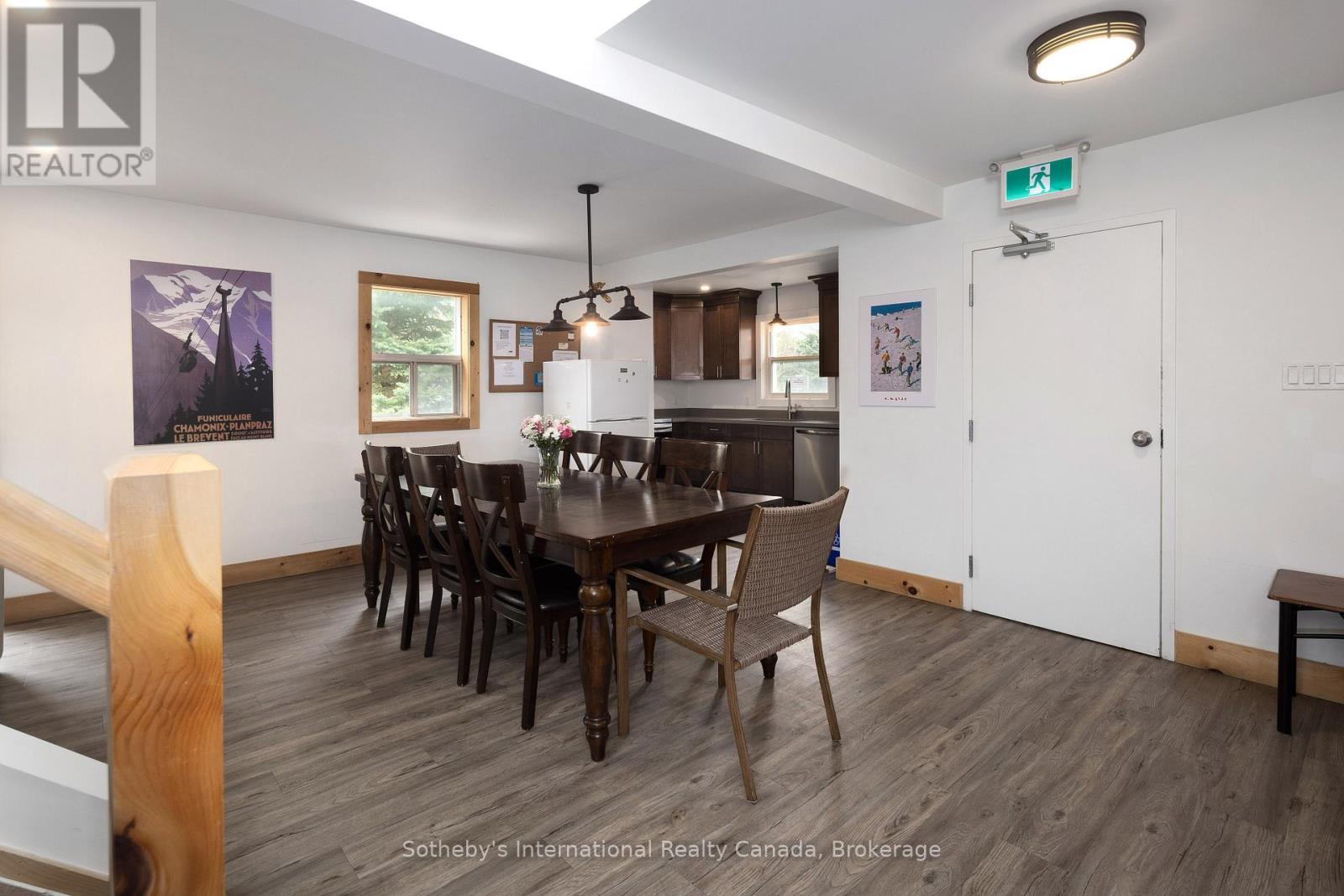 210 Arlberg Crescent, Blue Mountains, ON - Indoor Photo Showing Dining Room