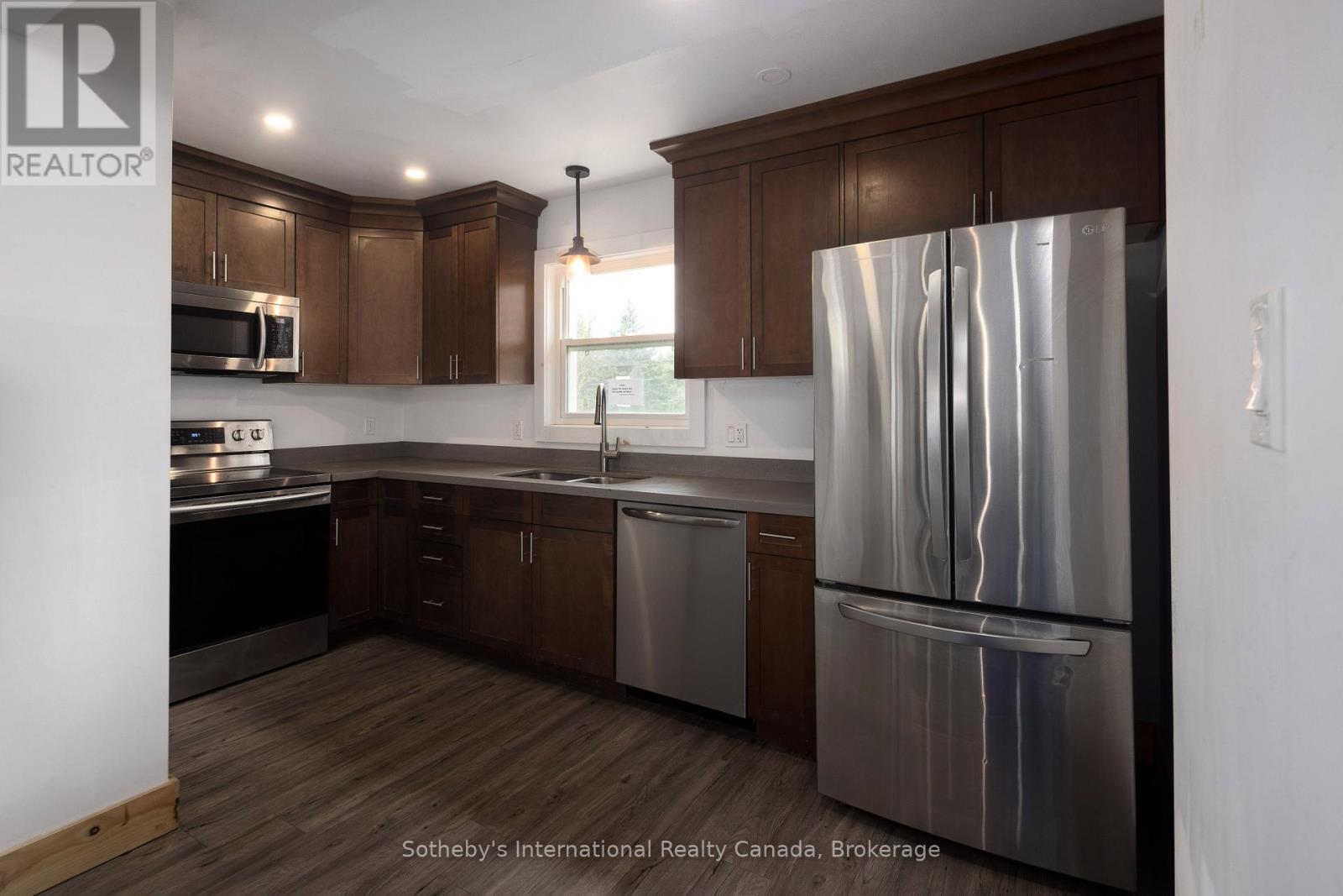 210 Arlberg Crescent, Blue Mountains, ON - Indoor Photo Showing Kitchen With Double Sink
