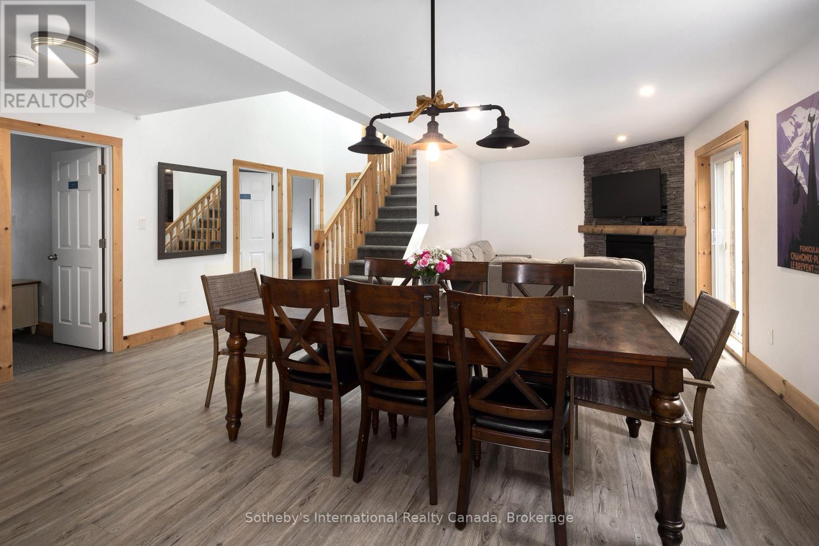 210 Arlberg Crescent, Blue Mountains, ON - Indoor Photo Showing Dining Room