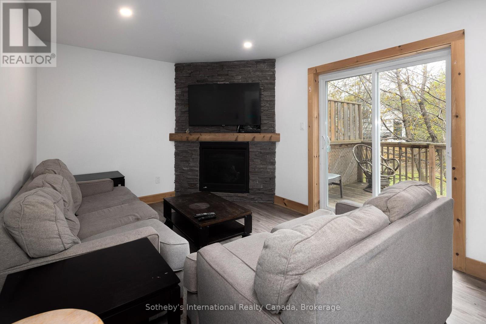 210 Arlberg Crescent, Blue Mountains, ON - Indoor Photo Showing Living Room With Fireplace