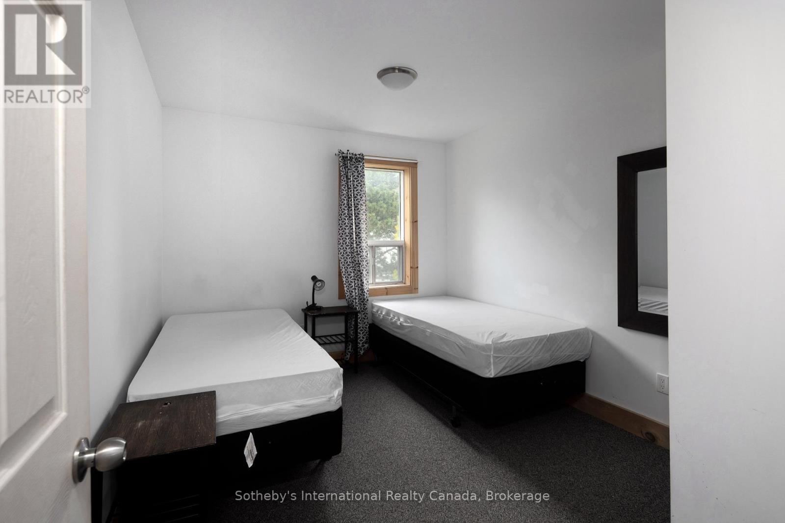 210 Arlberg Crescent, Blue Mountains, ON - Indoor Photo Showing Bedroom