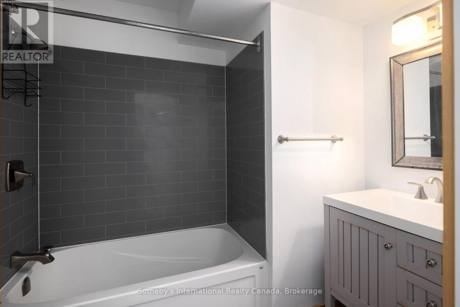 210 Arlberg Crescent, Blue Mountains, ON - Indoor Photo Showing Bathroom