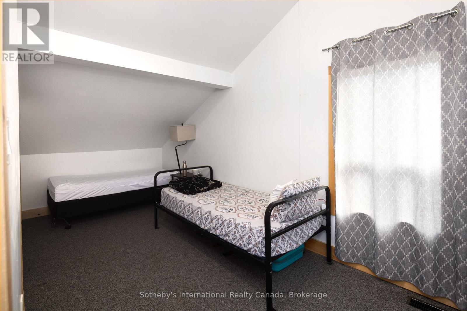 210 Arlberg Crescent, Blue Mountains, ON - Indoor Photo Showing Bedroom