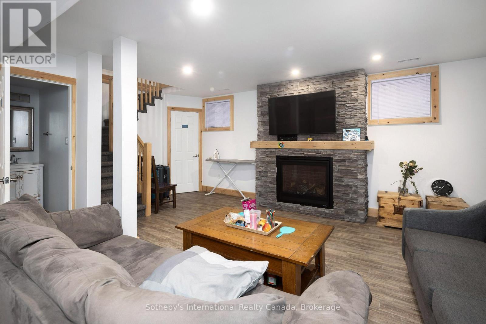 210 Arlberg Crescent, Blue Mountains, ON - Indoor Photo Showing Living Room With Fireplace